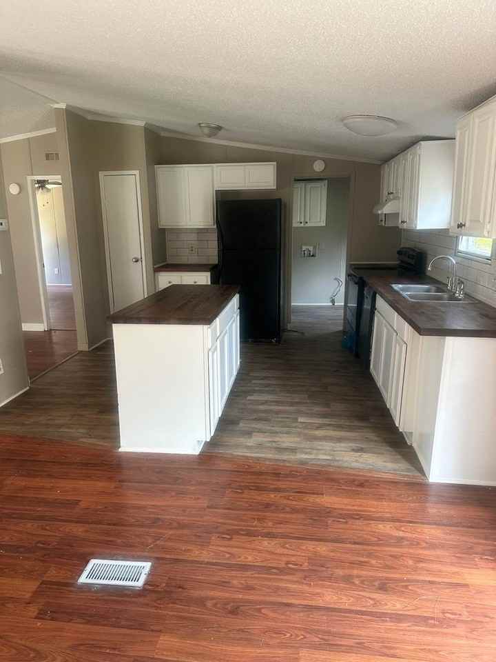 3955 Linwood Ave - Photo 3 of 10