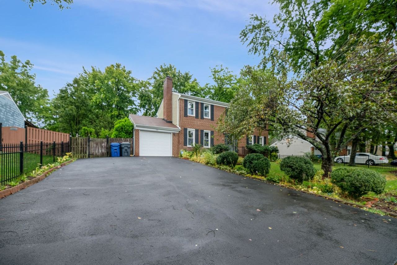 3136 Glen Carlyn Rd - Photo 3 of 31