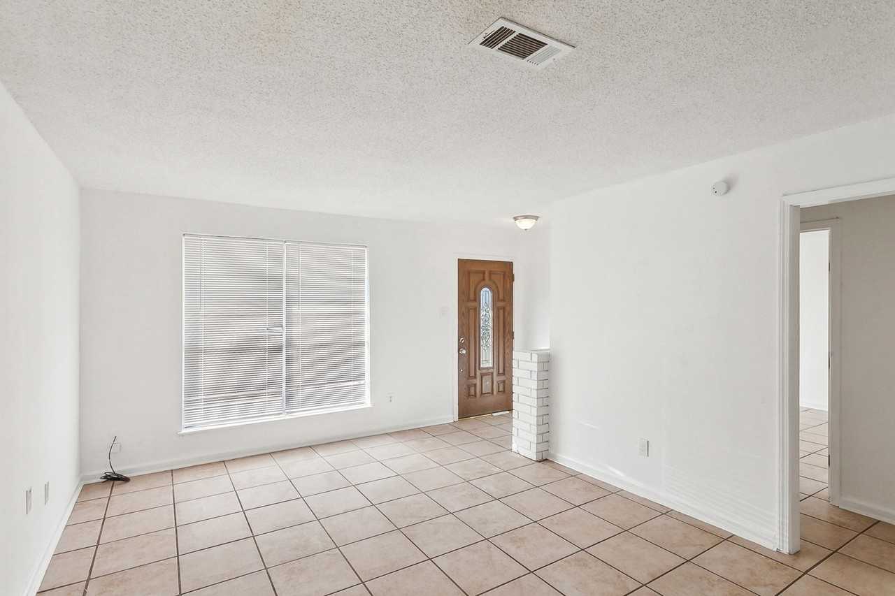 4811 Brittany Ct - Photo 2 of 11