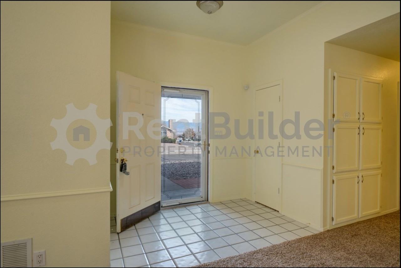 5025 Summersville Dr Nw - Photo 4 of 31