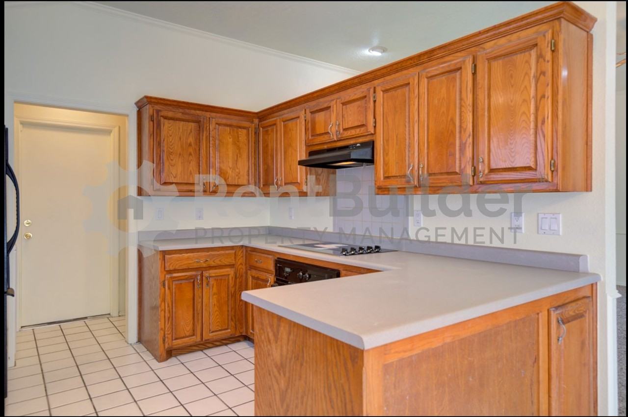 5025 Summersville Dr Nw - Photo 5 of 31