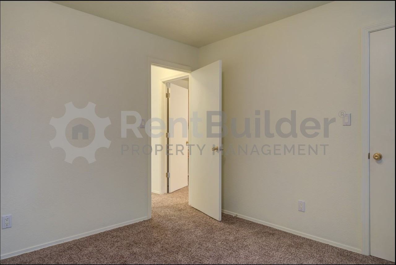 5025 Summersville Dr Nw - Photo 6 of 31