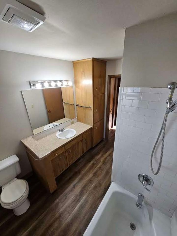 605 E 2nd St - Photo 4 of 37