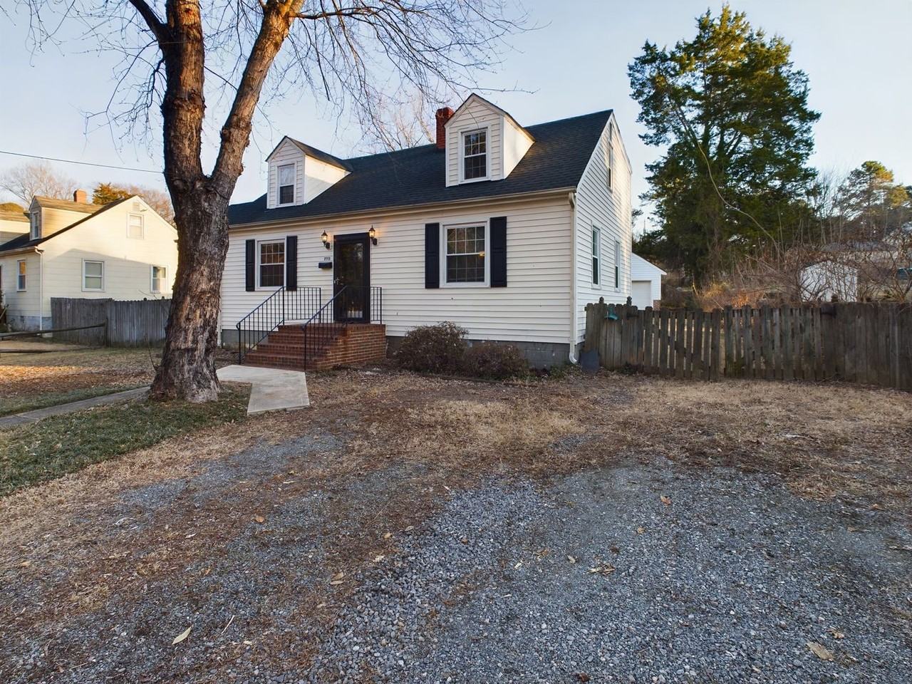 2513 Libbie Ave - Photo 3 of 35