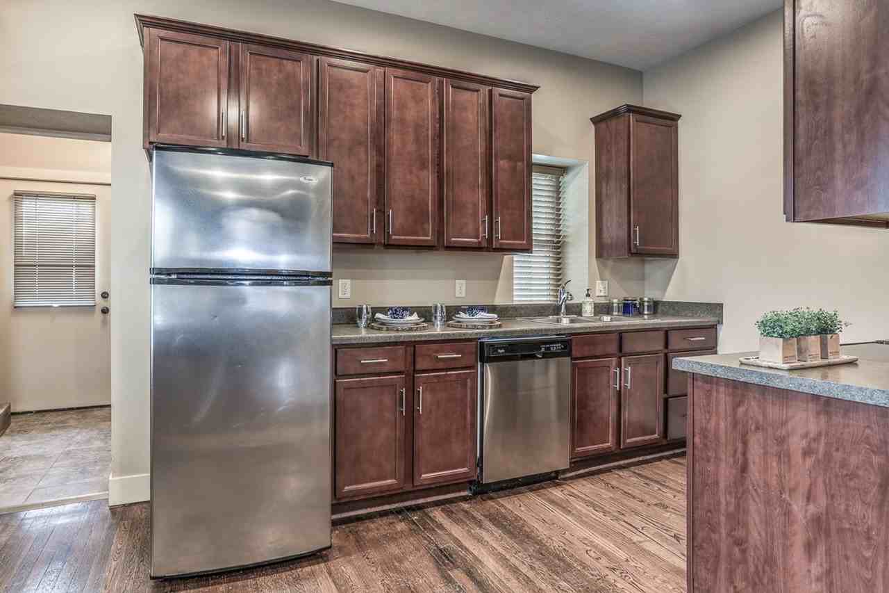 806 Park Avenue - Photo 6 of 28