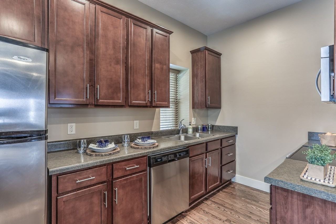 806 Park Avenue - Photo 7 of 28