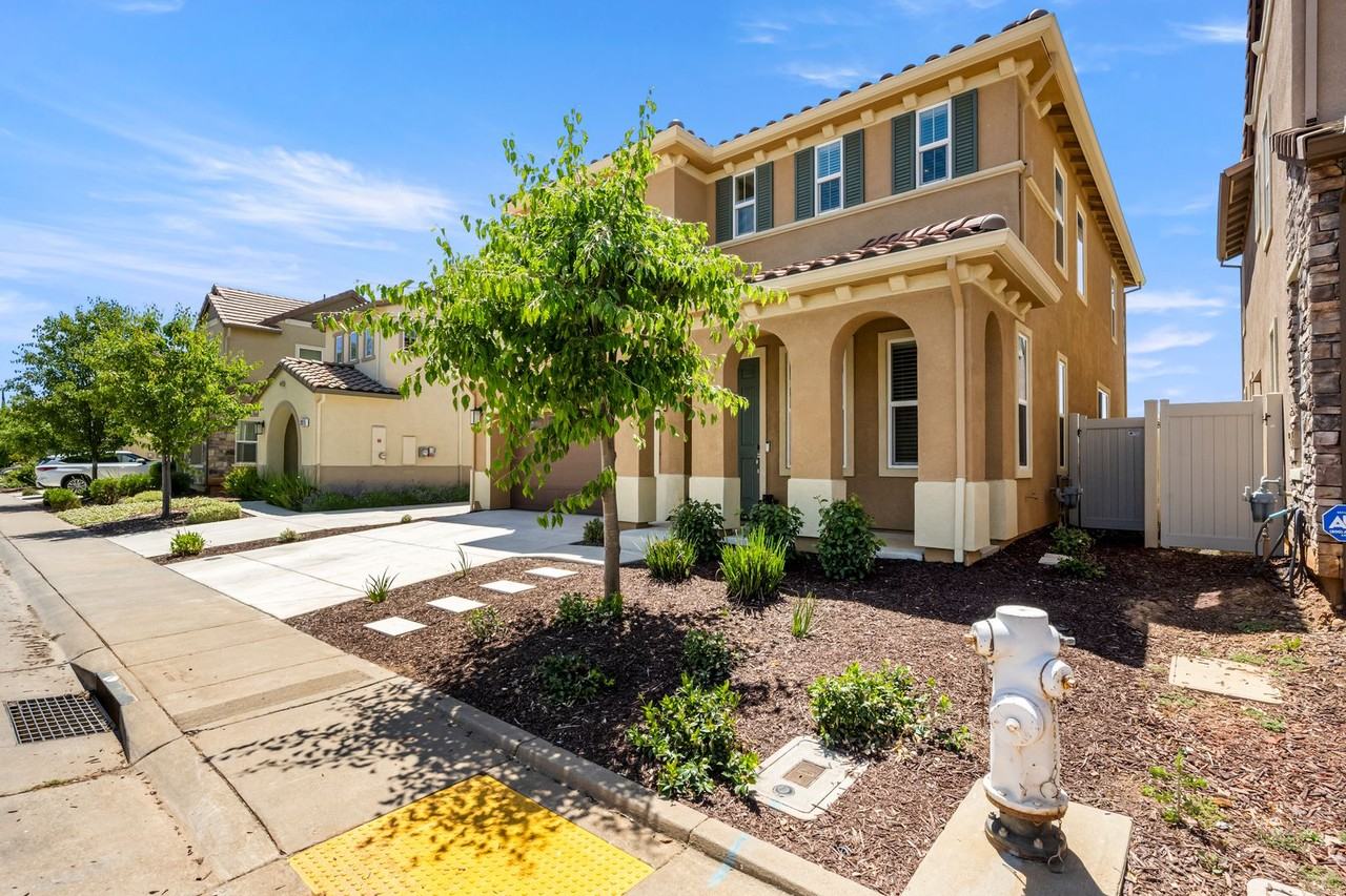 3917 Aristotle Cir - Photo 4 of 50