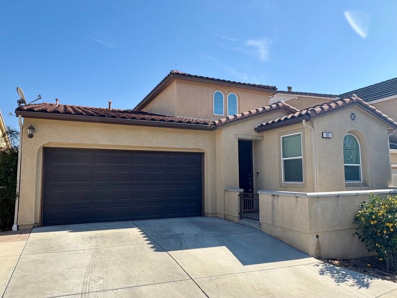 925 Coronado Cir - Photo 2 of 21