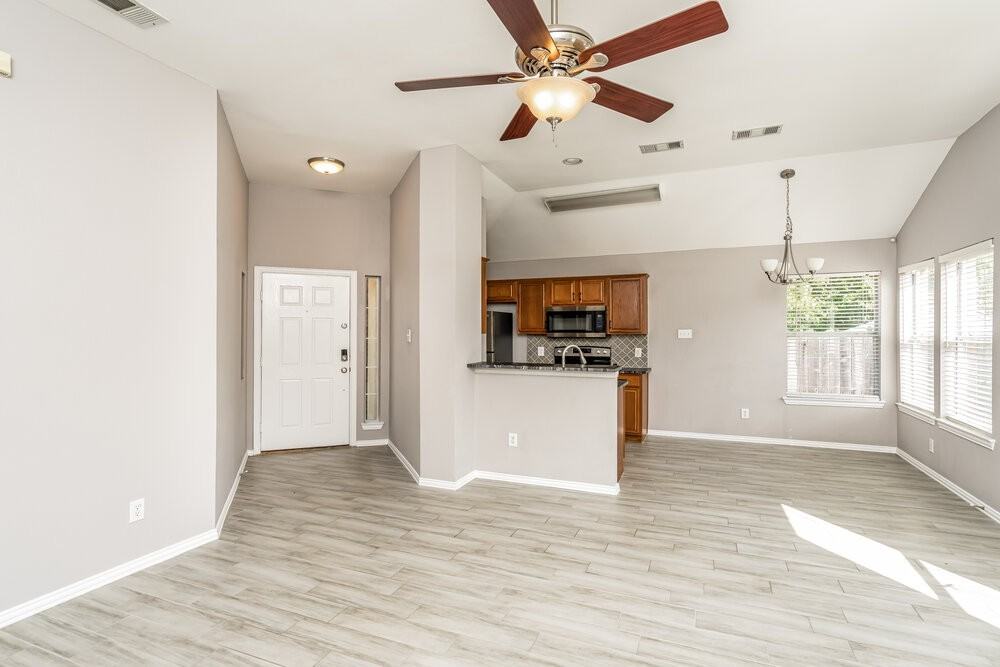 2504 Castle Ridge Dr - Photo 6 of 16
