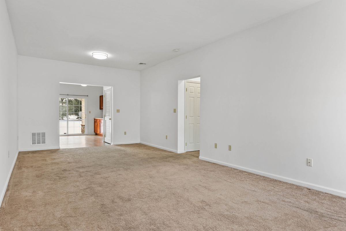 230 Huntington Ln - Photo 3 of 12