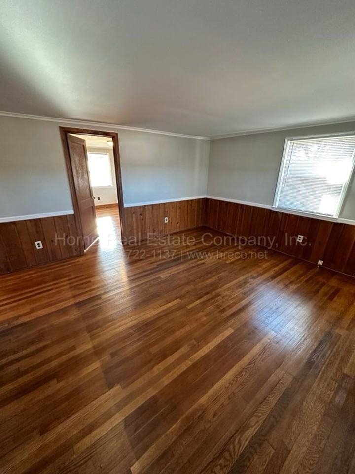 832 W 8th St - Photo 2 of 9