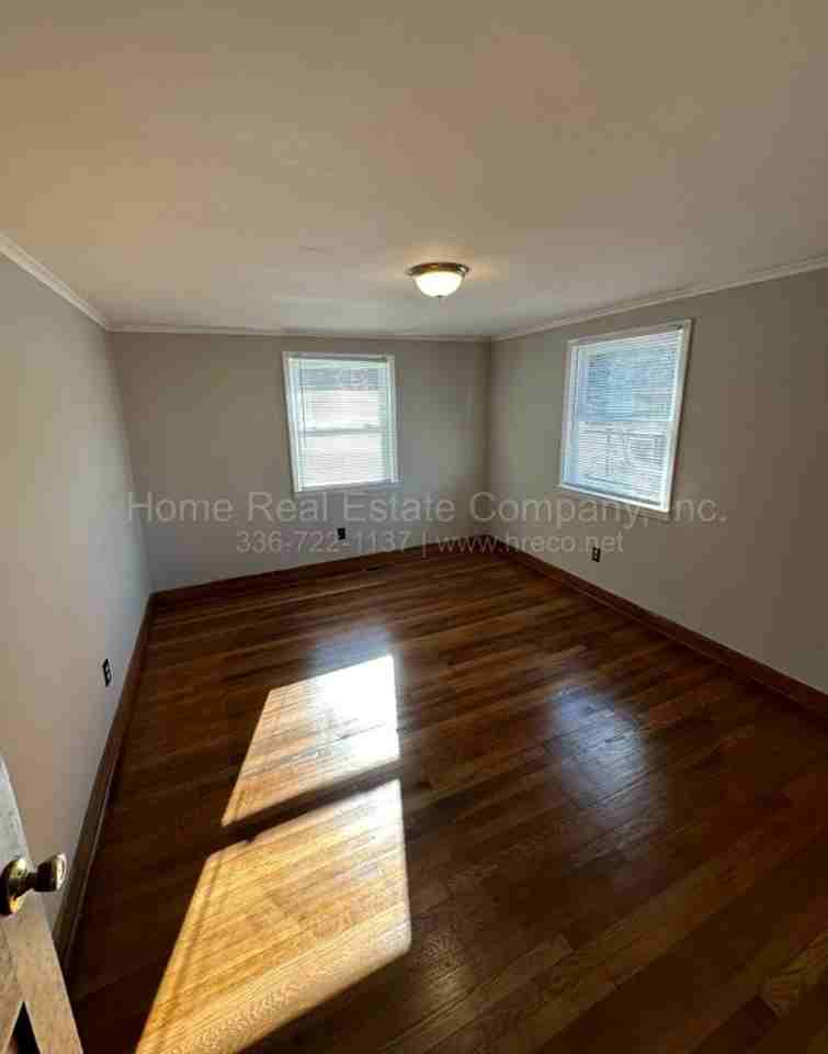 832 W 8th St - Photo 3 of 9