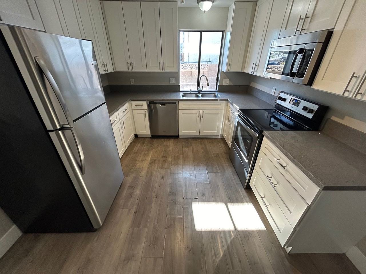 612 N Wallace Dr - Photo 3 of 40