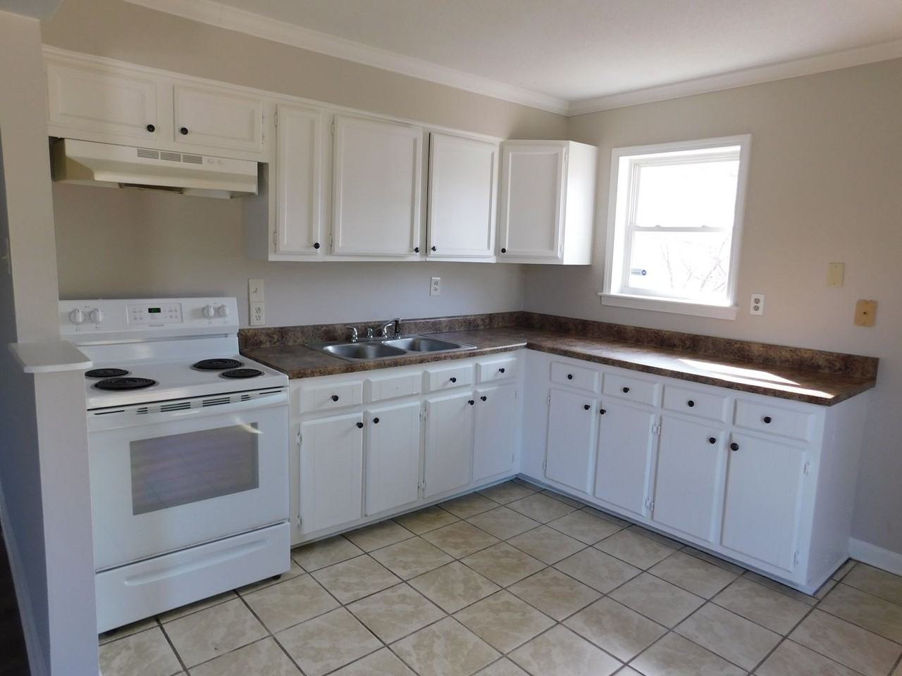 6290 Southbridge Dr - Photo 5 of 24