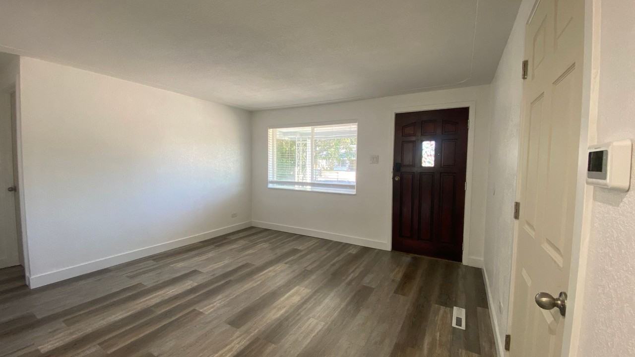 4842 Steele St - Photo 3 of 25