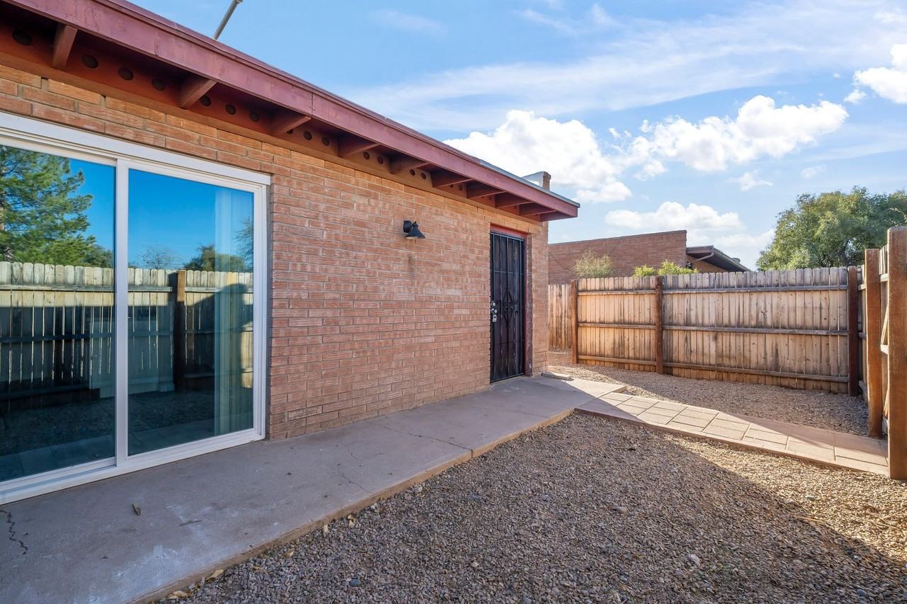 3032 N Edith Blvd - Photo 5 of 21