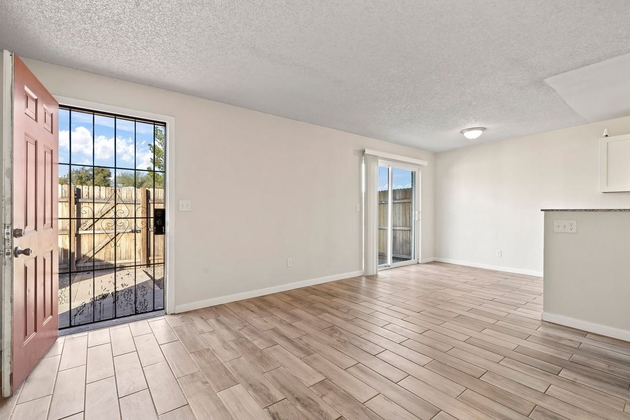 3032 N Edith Blvd - Photo 6 of 21