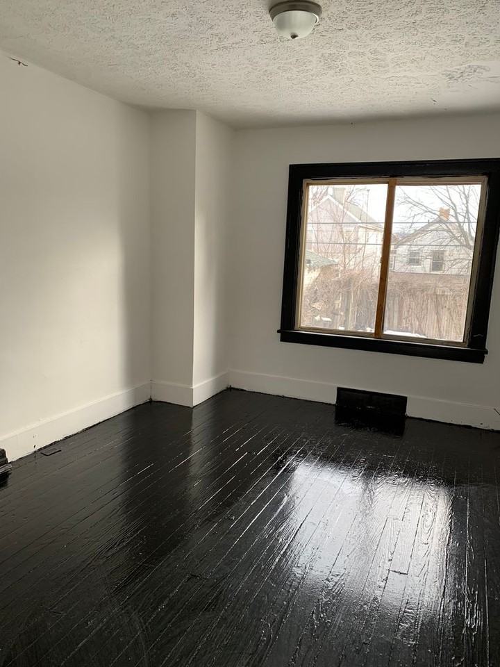 718 Rosswell Ave - Photo 3 of 12