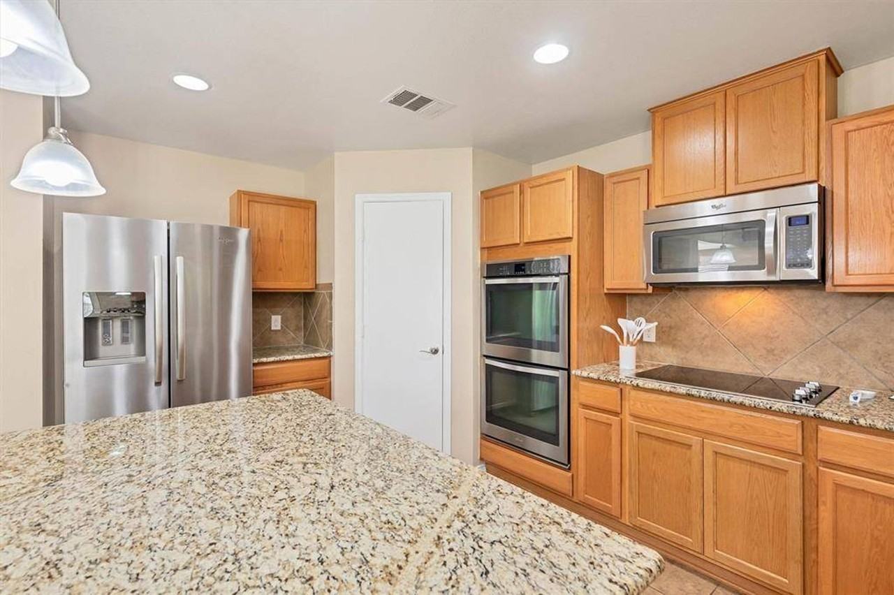 1203 Hyde Park Dr - Photo 4 of 27