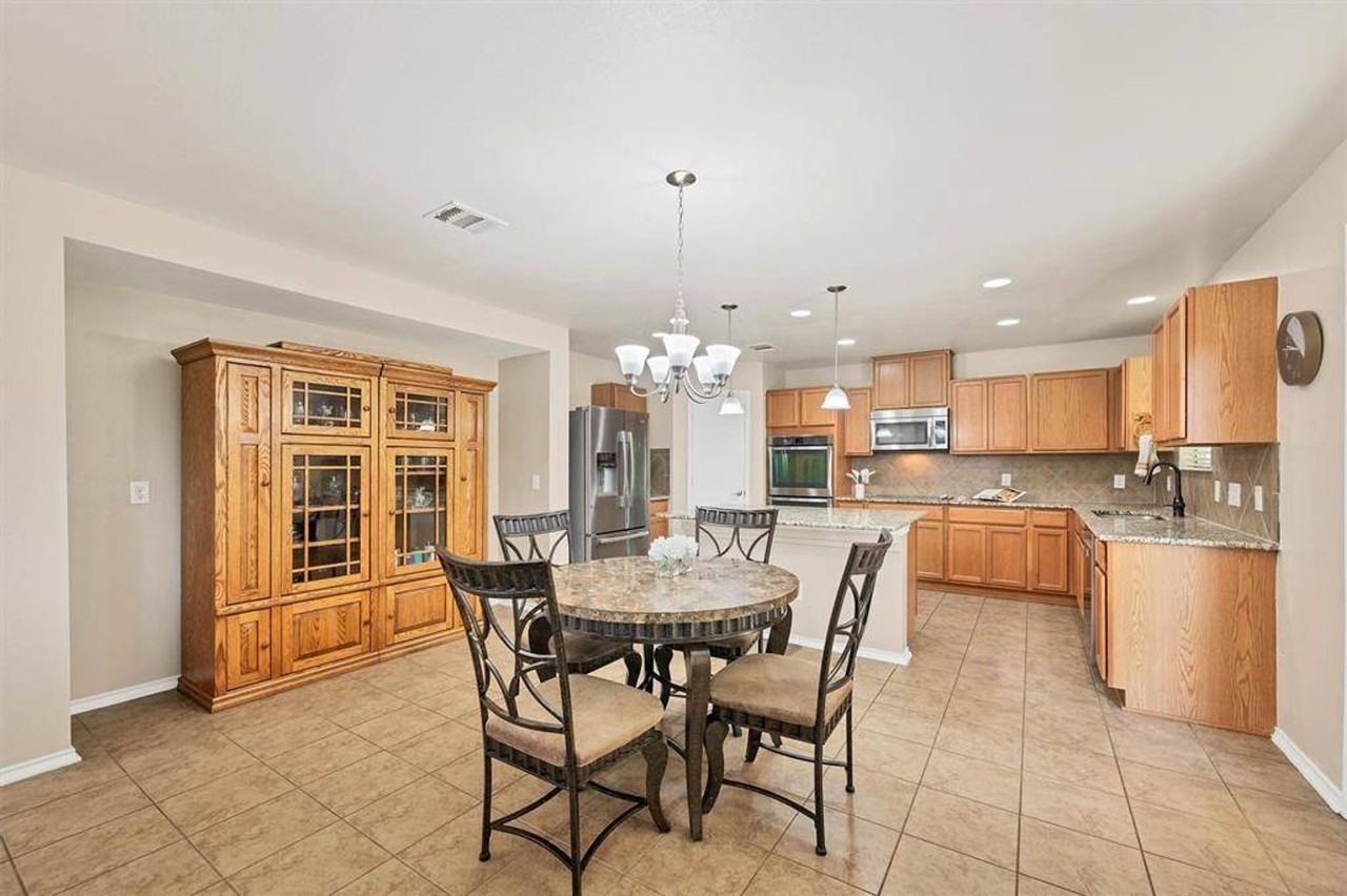 1203 Hyde Park Dr - Photo 6 of 27