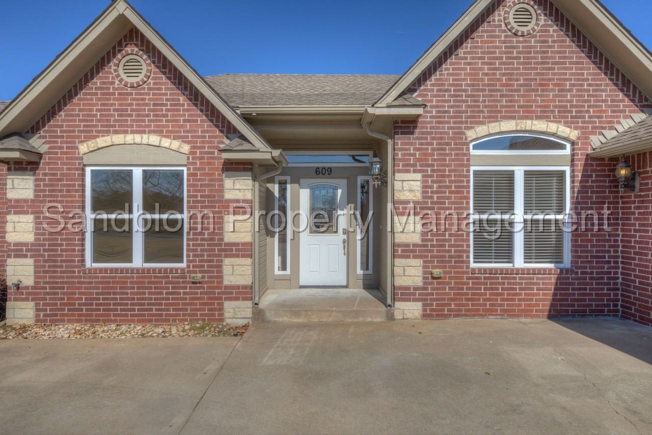 609 W 38th St - Photo 2 of 34