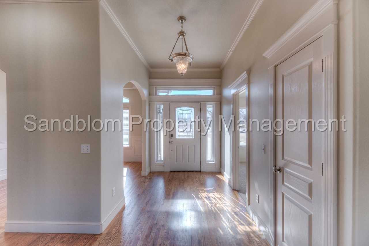 609 W 38th St - Photo 3 of 34