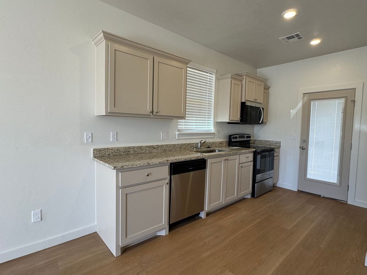 1415 Sw Pennsylvania Ave - Photo 3 of 11