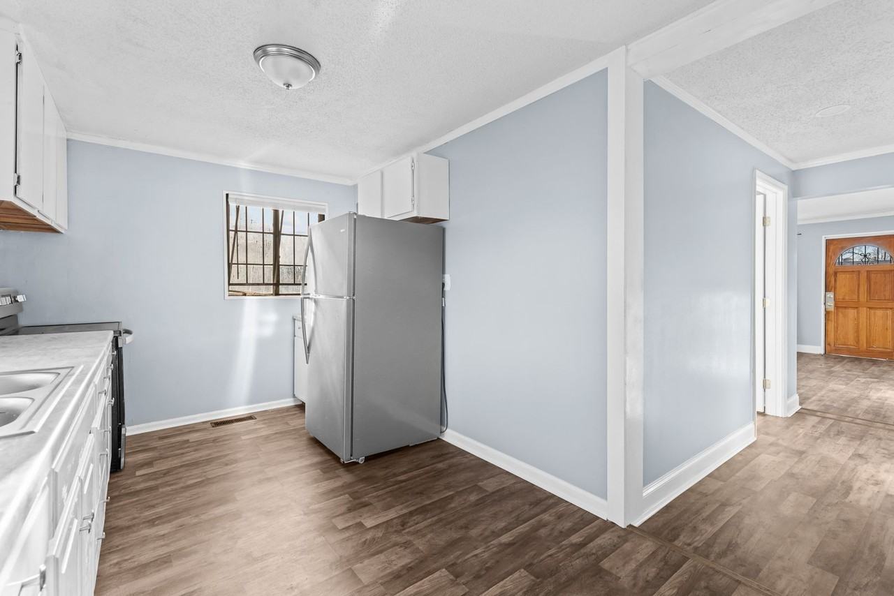 3829 Ellis Ave Sw - Photo 3 of 14