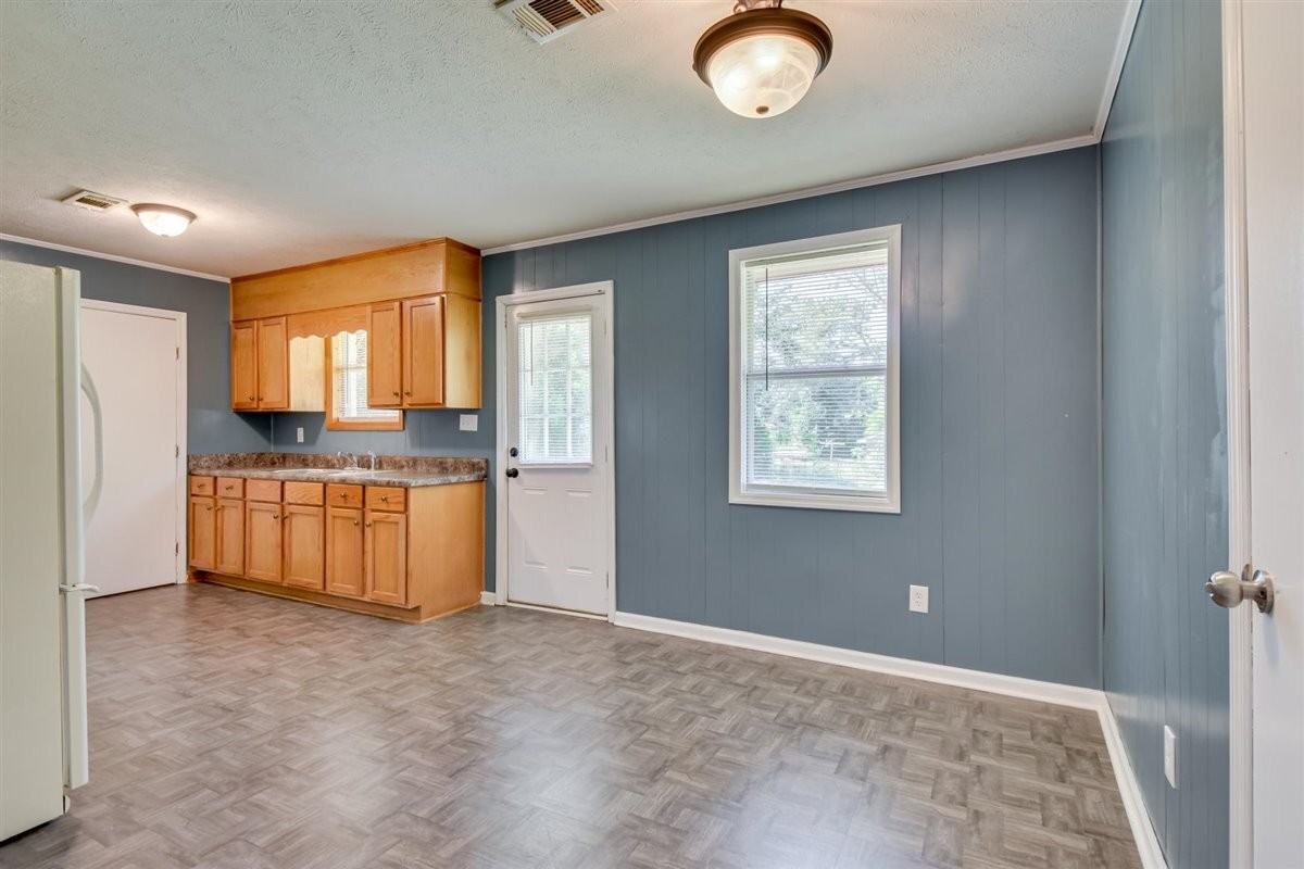 2343 Amsterdam Dr - Photo 2 of 20