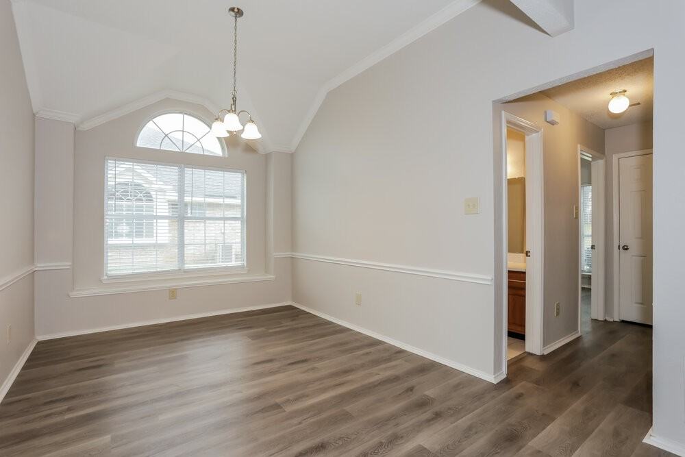 712 Stain Glass Dr - Photo 5 of 16