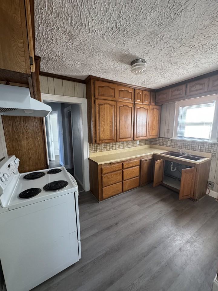 1921 S Everett St - Photo 4 of 9