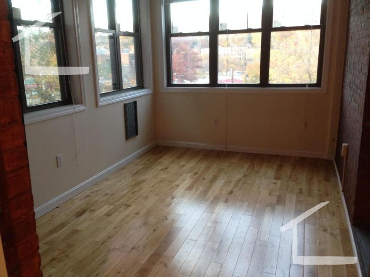 195 Winthrop Rd - Photo 4 of 12