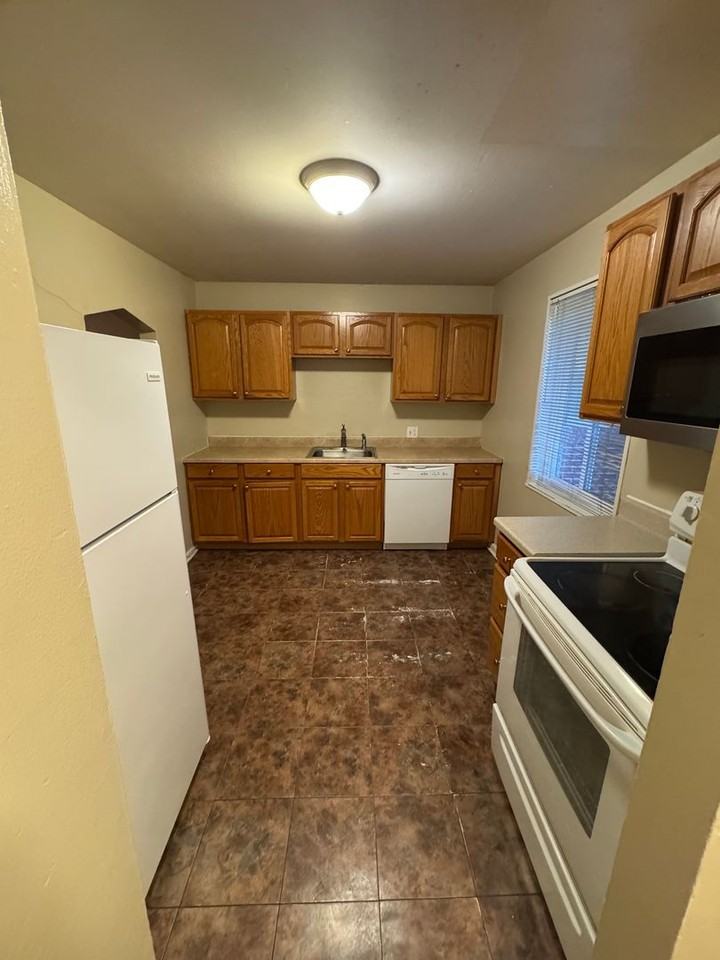 1764 Chester St - Photo 2 of 16