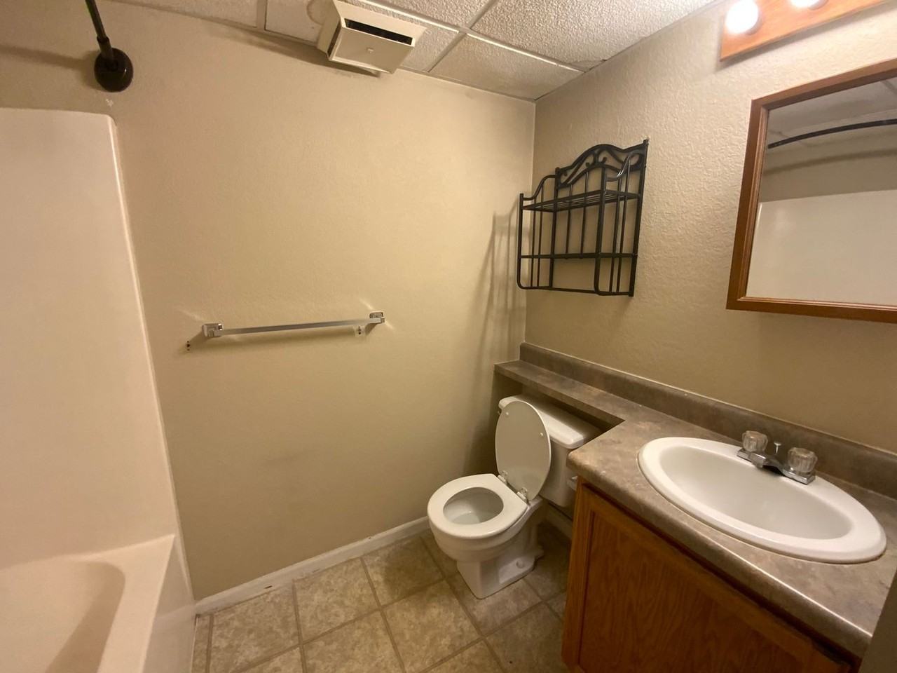 1605 Steamboat Ln - Photo 6 of 50
