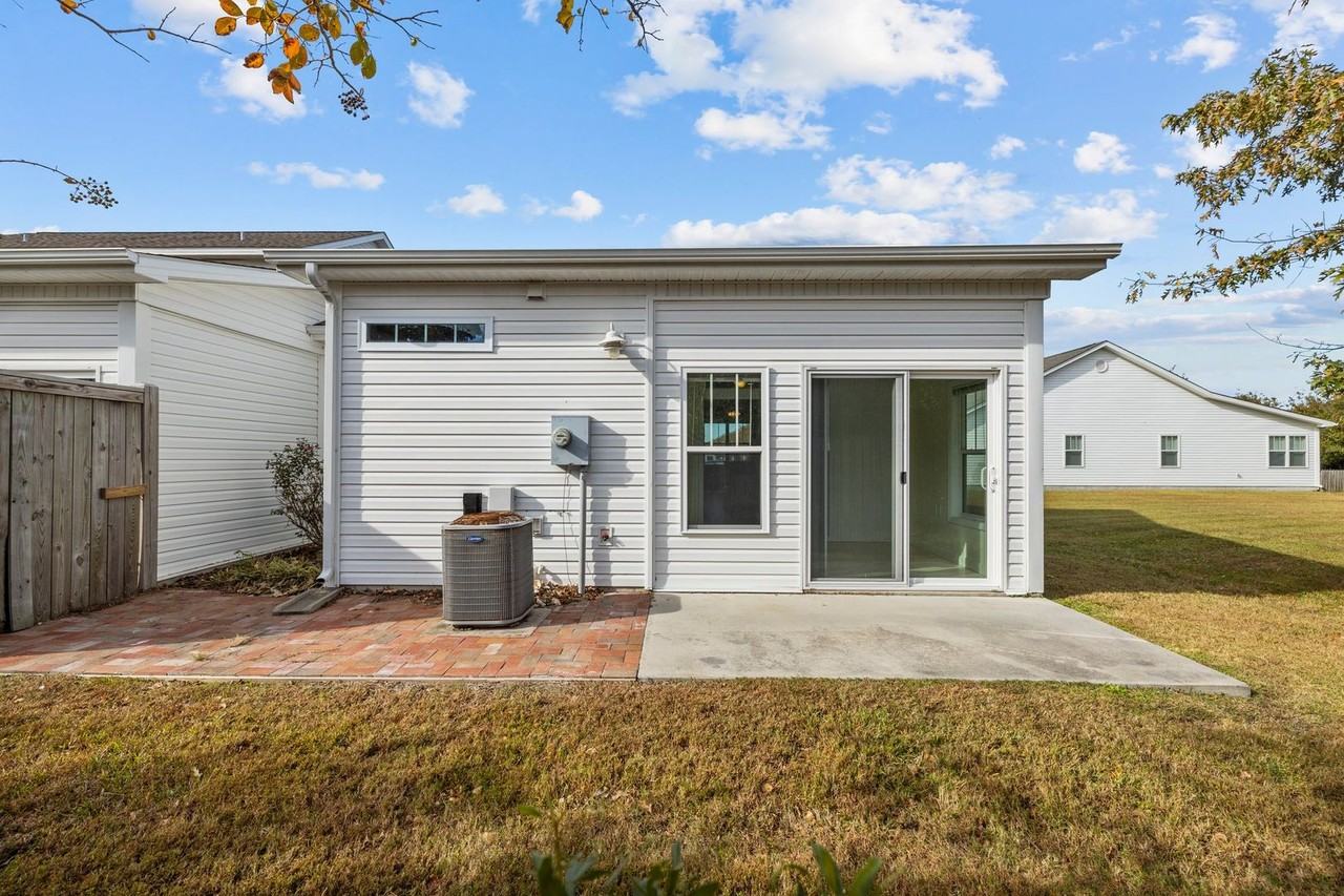 401 Pirates Landing Dr - Photo 2 of 35