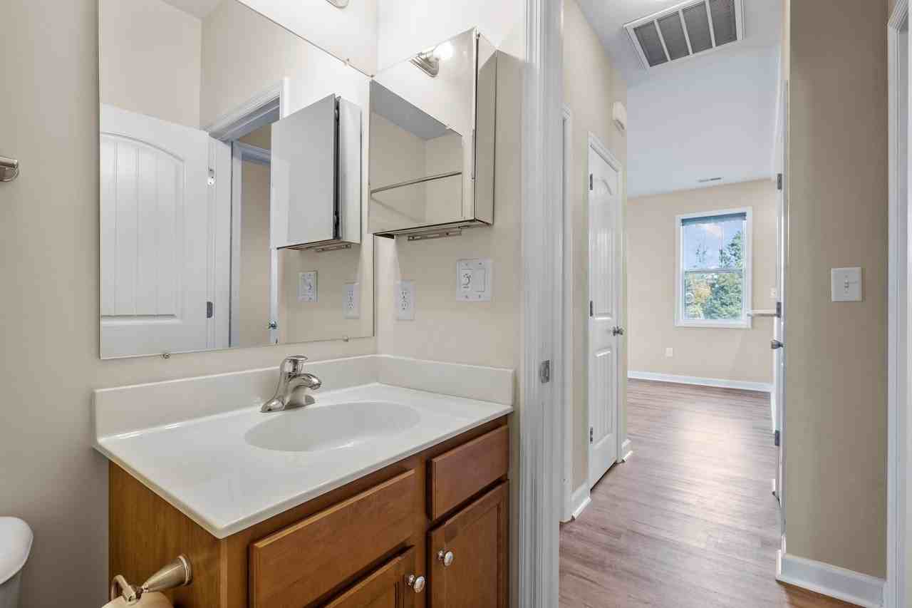 401 Pirates Landing Dr - Photo 3 of 35