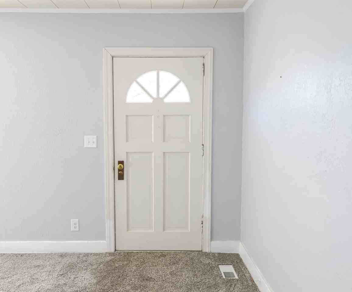 1709 Oak Dr - Photo 3 of 26