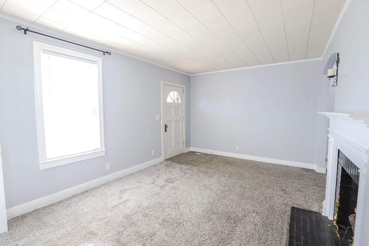 1709 Oak Dr - Photo 4 of 26