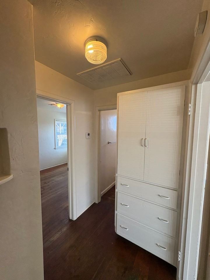 500 N Hall St - Photo 4 of 28