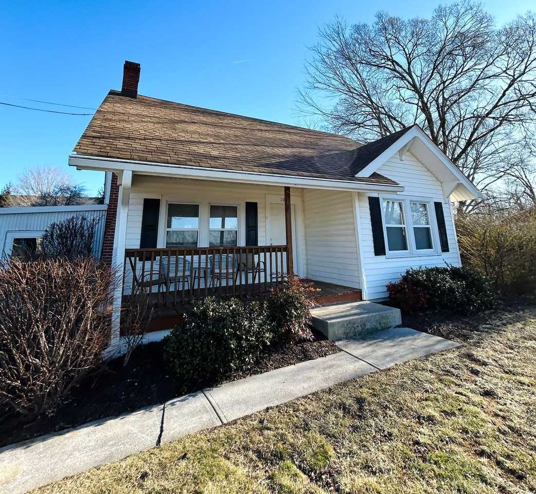 103 Robinson St - Photo 2 of 16