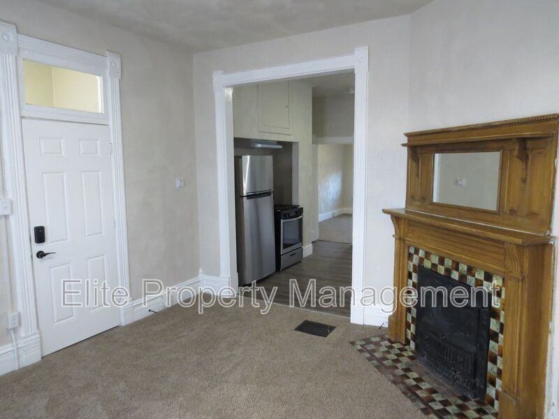 713 W 10th St #1 - Photo 3 of 12