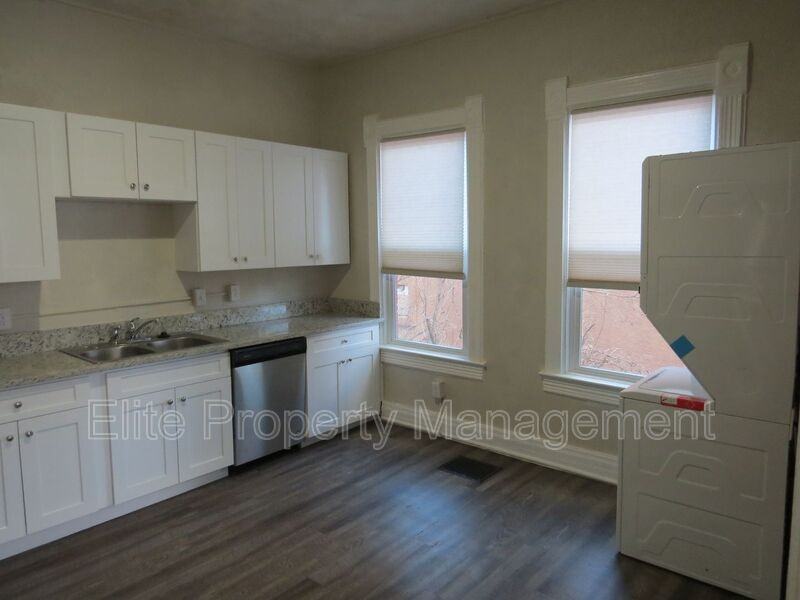 713 W 10th St #1 - Photo 4 of 12