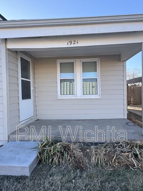 1921 S Everett St - Photo 2 of 10