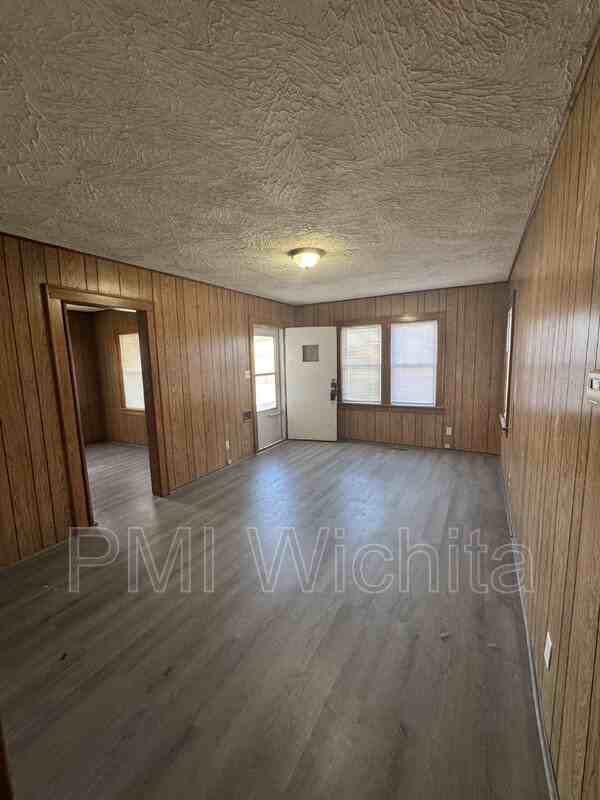 1921 S Everett St - Photo 3 of 10