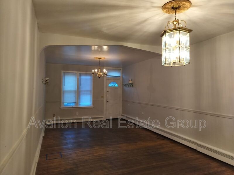 141 Lexington St - Photo 3 of 20