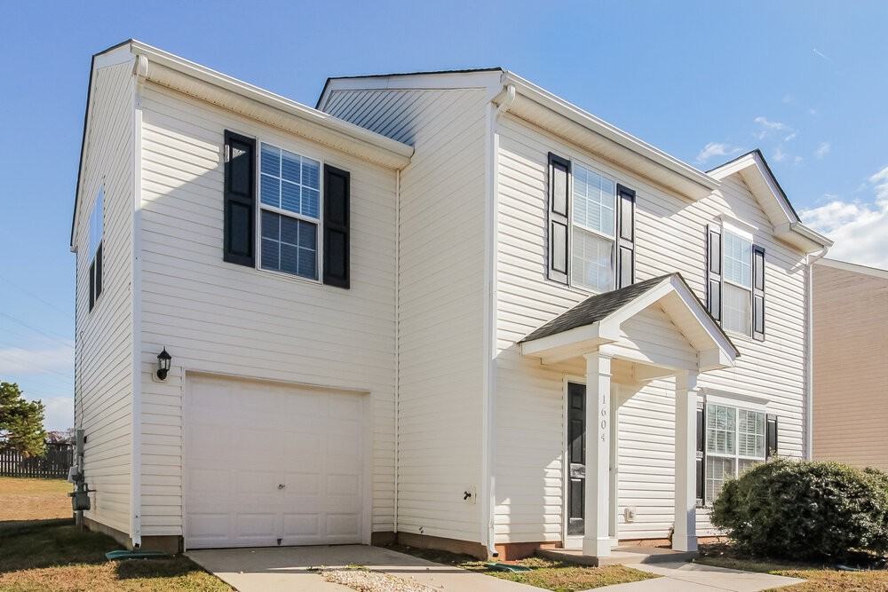 1604 Harland St - Photo 4 of 17