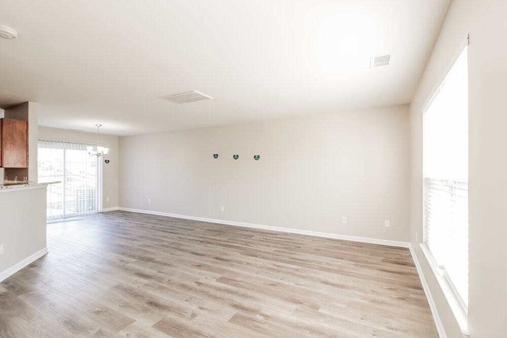 1604 Harland St - Photo 5 of 17