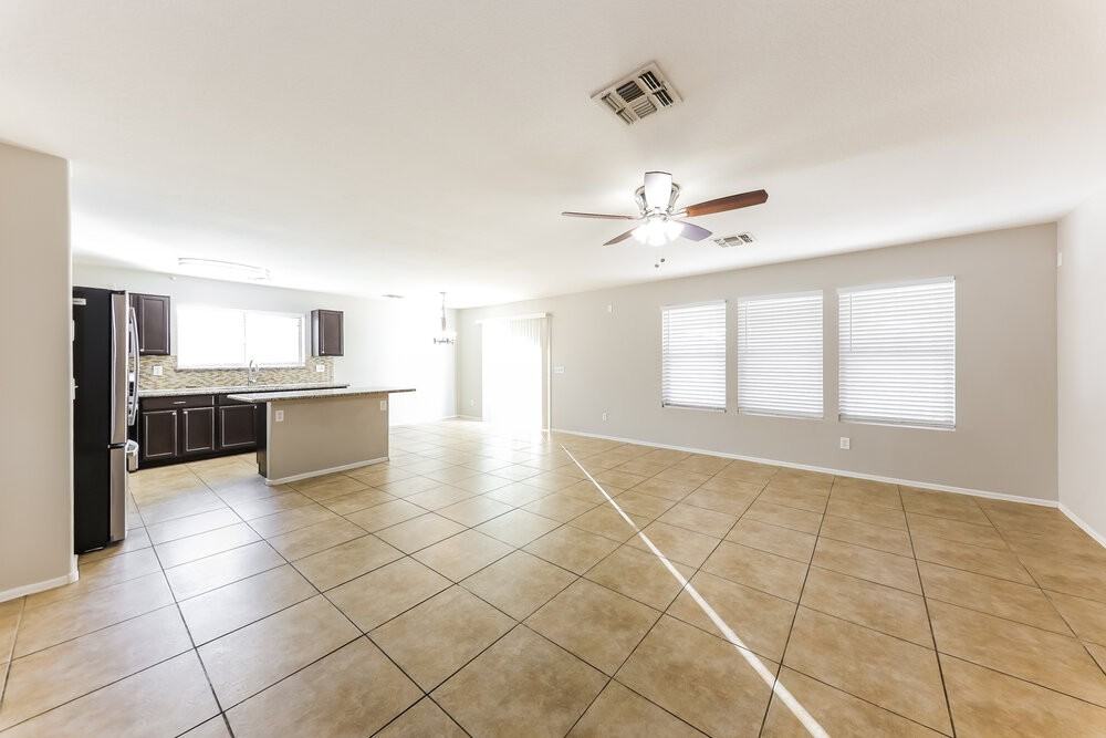 8027 W Mission Ln - Photo 4 of 17