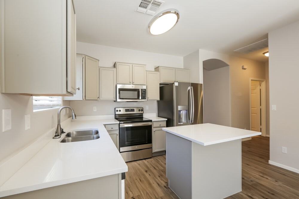 5621 W Ellis Dr - Photo 6 of 16