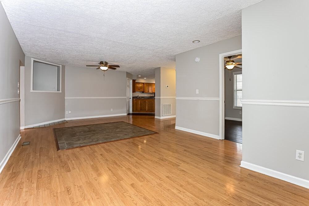 102 Hobbs Dr - Photo 3 of 16